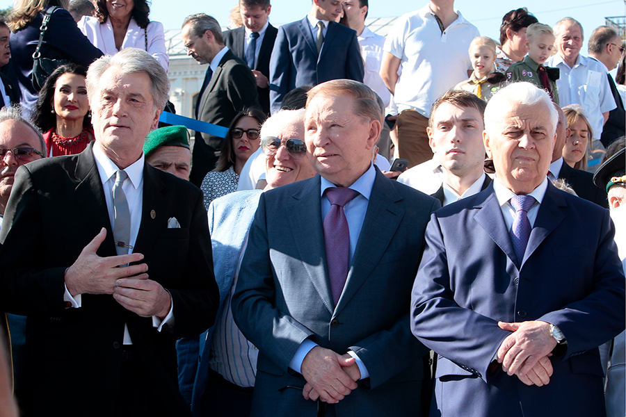 Экс-президенты Украины Виктор Ющенко, Леонид Кучма и Леонид Кравчук (слева направо) во время праздничных мероприятий в День независимости на главной площади города