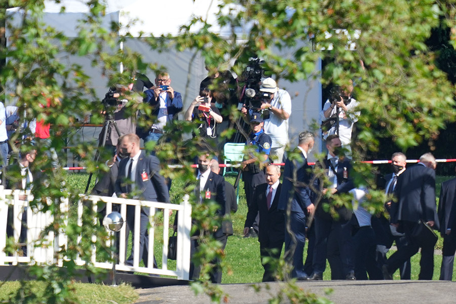 Владимир Путин после завершения переговоров первым провел пресс-конференцию