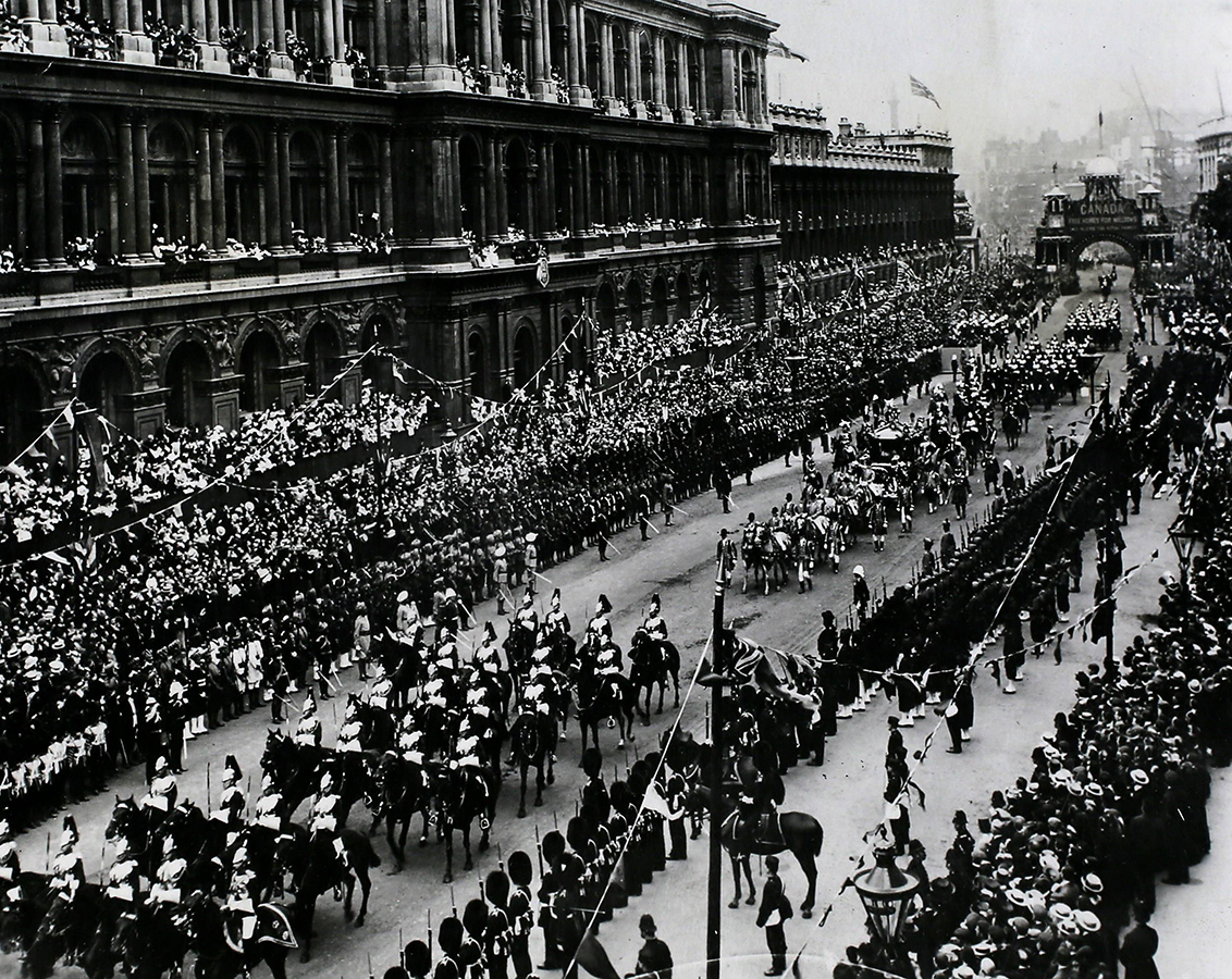 На фото: вид на коронационную процессию Эдуарда VII, улица Уайтхолл, 9 августа 1902 года