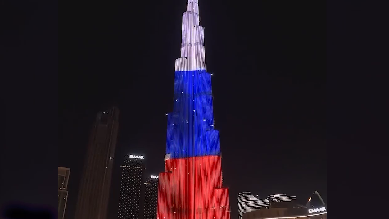 Самое высокое здание мира окрасили в цвета российского флага
