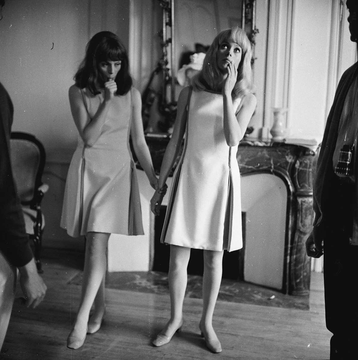 <p>На фото: Катрин Денёв и ее старшая сестра Франсуаза Дорлеак (1942&ndash;1967). Они сыграли сестер в мюзикле &laquo;Девушки из Рошфора&raquo;. 13 июня 1966 года<br />
&nbsp;</p>