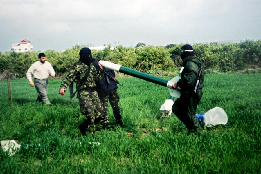 Бойцы ХАМАС готовят самодельные ракеты «Кассам», которые могут быть выпущены по израильским поселениям в секторе Газа, 2005 год