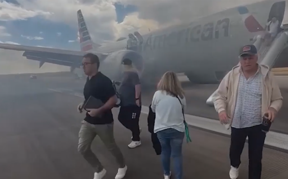 В США самолет загорелся в аэропорту Денвера. Видео