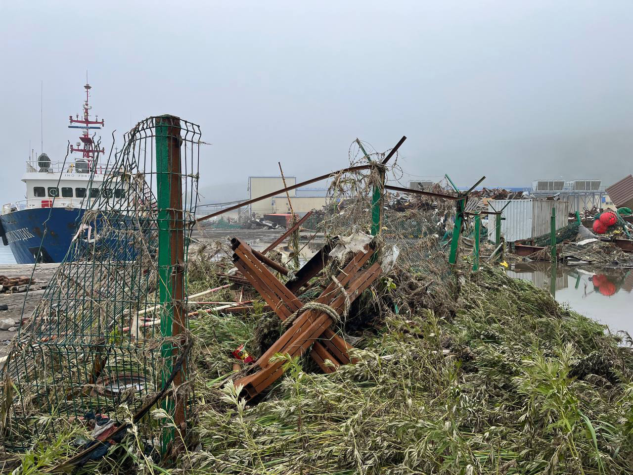 Порт Северо-Курильска после землетрясения и цунами