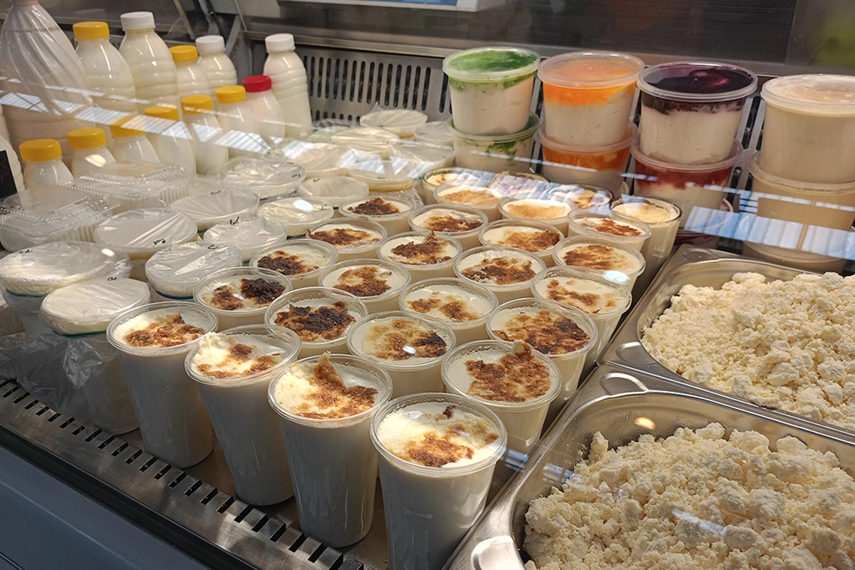 Главное и основное, что нужно найти в молочных рядах — это каймак