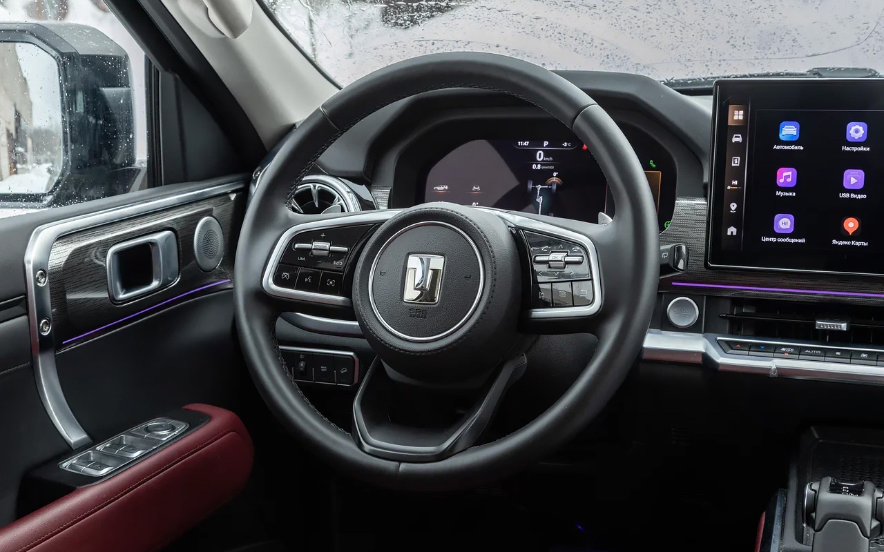 Ухватистый руль правильной круглой формы по сегодняшним временам&nbsp;&mdash; диковинка. В Tank 400 &laquo;баранка&raquo; действительно удобна