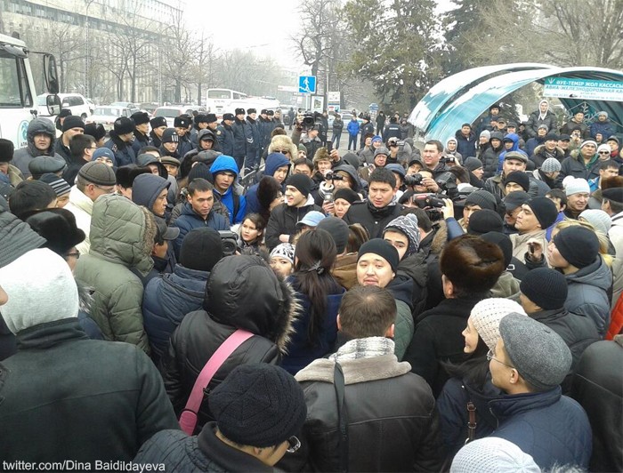В Алма-Ате задержали митингующих против девальвации тенге