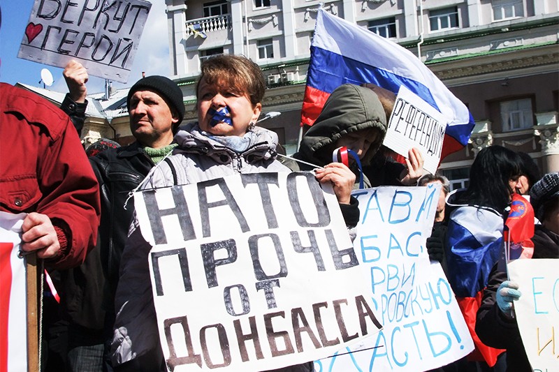 ДонецкЖители Донецка вышли на митинг за федерализацию Украины.