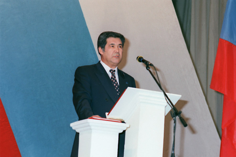 В июле 1997 года указом президента Бориса Ельцина Тулеев был назначен главой администрации Кемеровской области. В октябре этого&nbsp;же года он был избран губернатором Кемеровской области, получив 95% голосов избирателей.

На фото: Тулеев во время официального вступления в должность губернатора