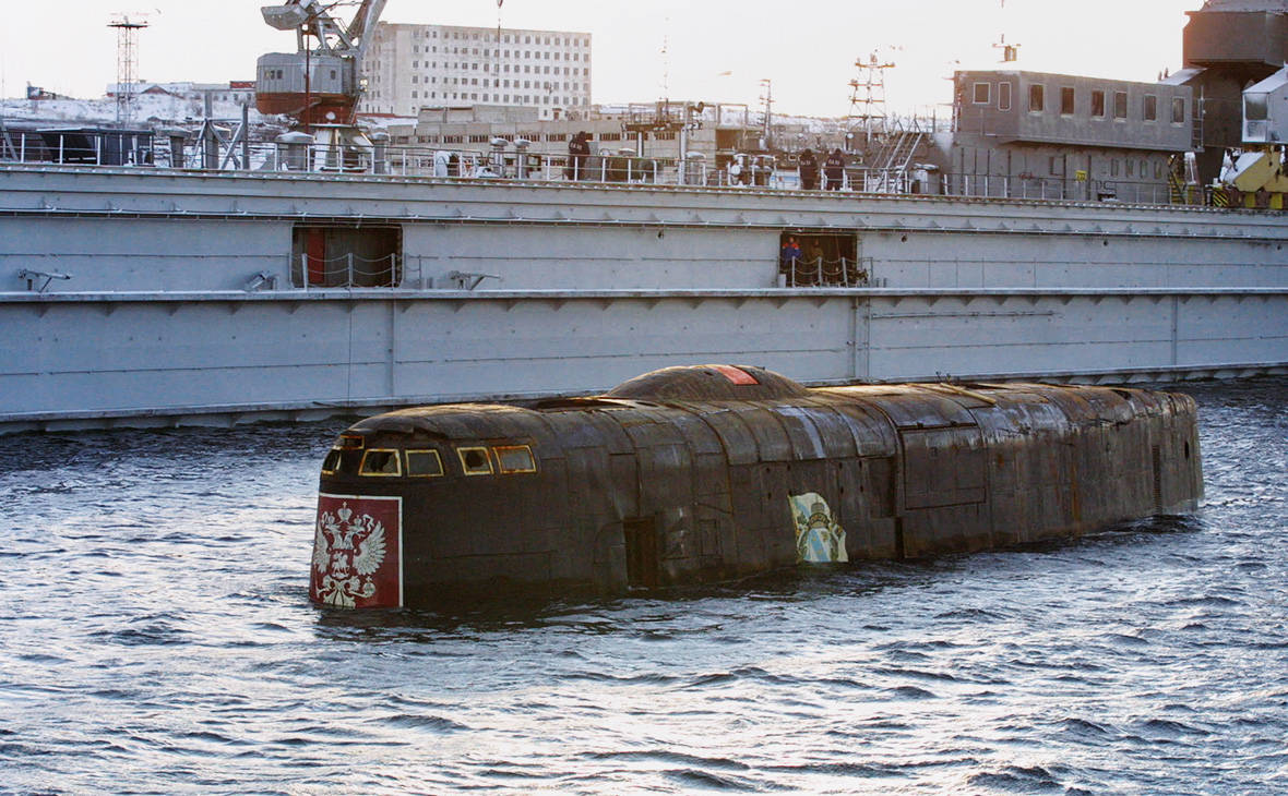 Подъём&nbsp;подводного ракетного крейсера &laquo;Курск&raquo; в доке судоремонтного завода в Росляково, Мурманская область, 23 октября 2001г.