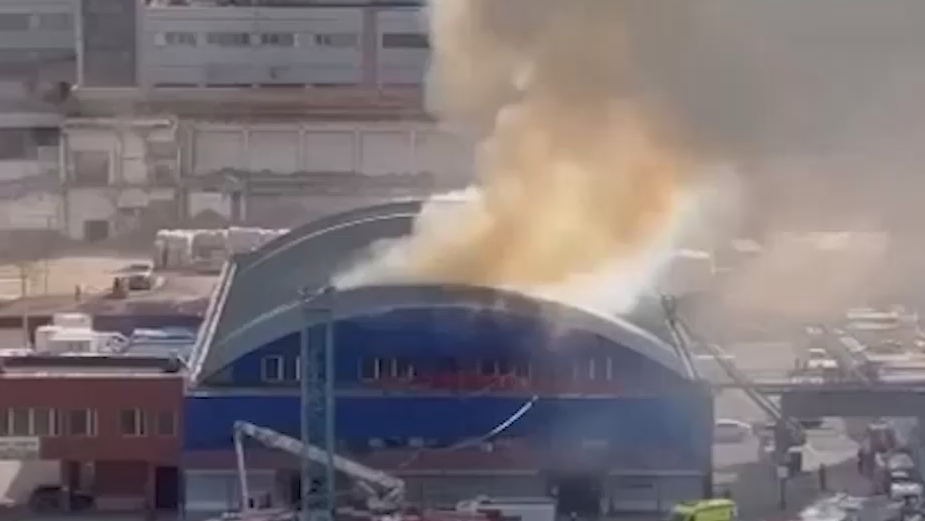 На севере Москвы загорелся склад рядом с депо метро на площади 800 кв. м