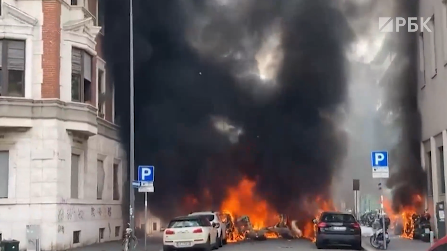 Кадры с места взрыва автомобилей в Милане