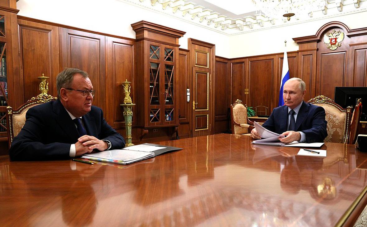 Владимир Путин во время встречи&nbsp;с главой ВТБ Андреем Костиным
