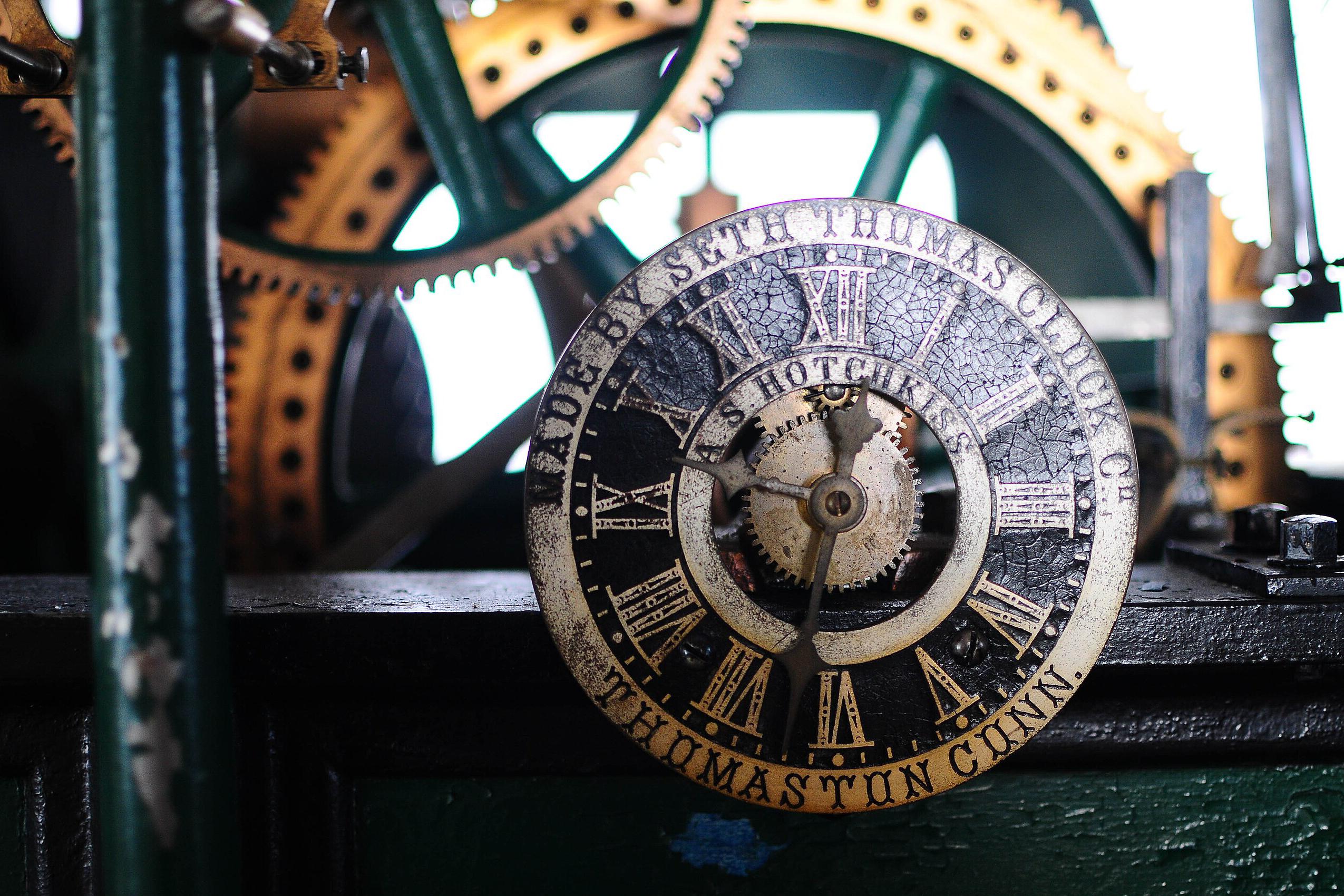 Эти часы Сета Томаса 1876 года до сих пор отсчитывают время в Зале Независимости. Национальный исторический парк Независимости, округ Филадельфия, Пенсильвания
