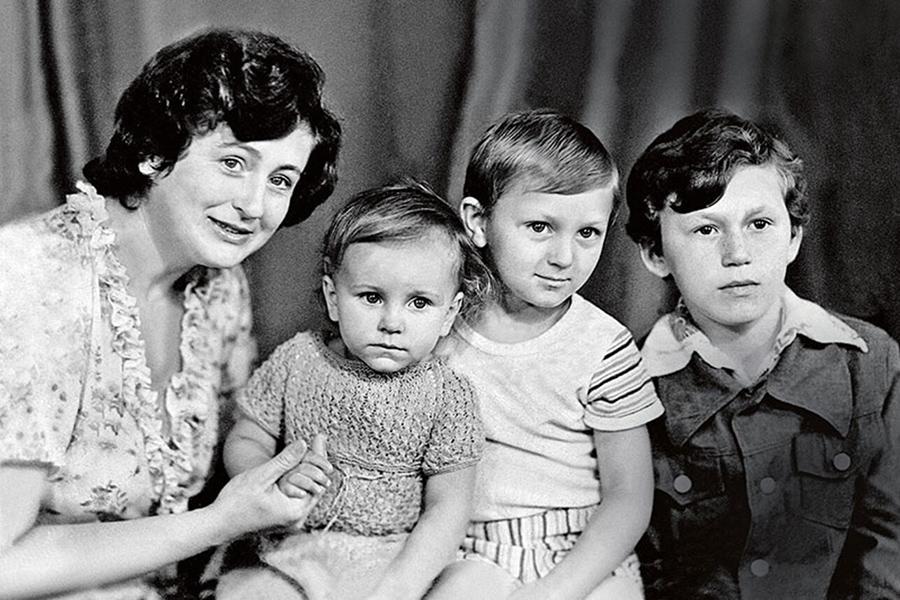 Ани Лорак&nbsp;с мамой и братьями - Игорем и Сергеем