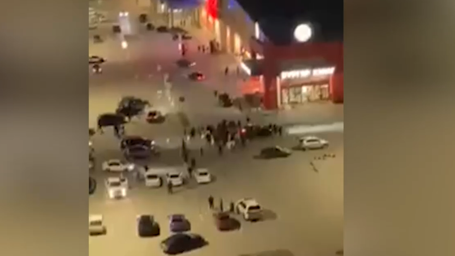У гипермаркета в Тюмени произошла стрельба