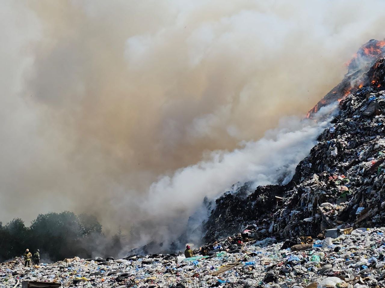 Пожар на мусорном полигоне в Тосненском районе Ленинградской области