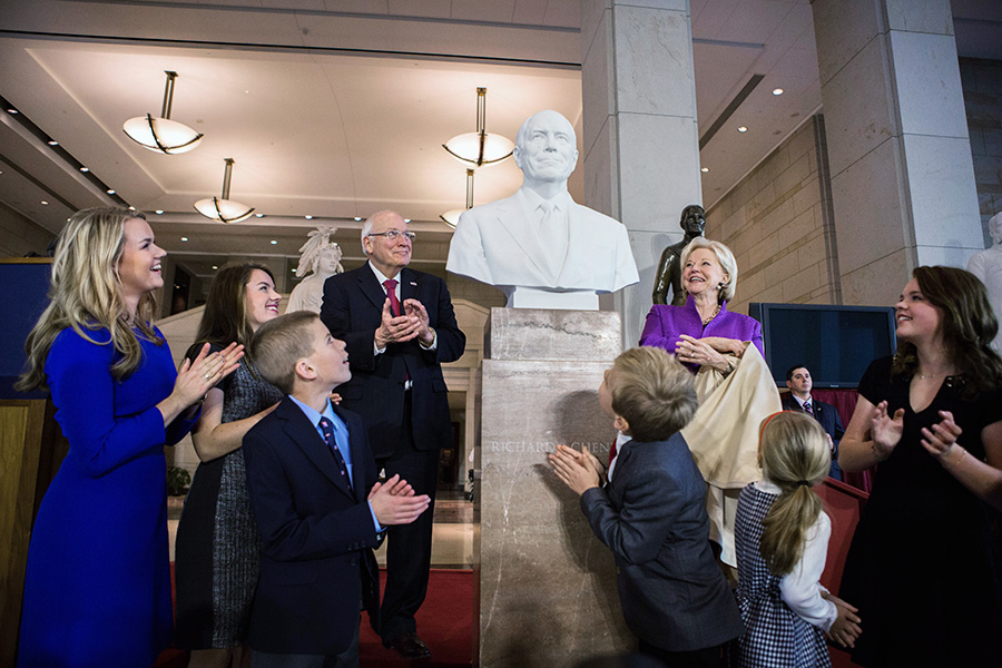 Бывший вице-президент Дик Чейни вместе с семьей рассматривают бюст бывшего вице-президента после его открытия в Зале эмансипации в Капитолии в Вашингтоне, США, 3 декабря 2015 года