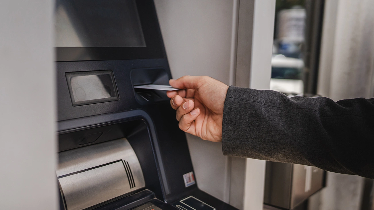 Сколько наличных в сутки можно снимать с карты. Важно знать