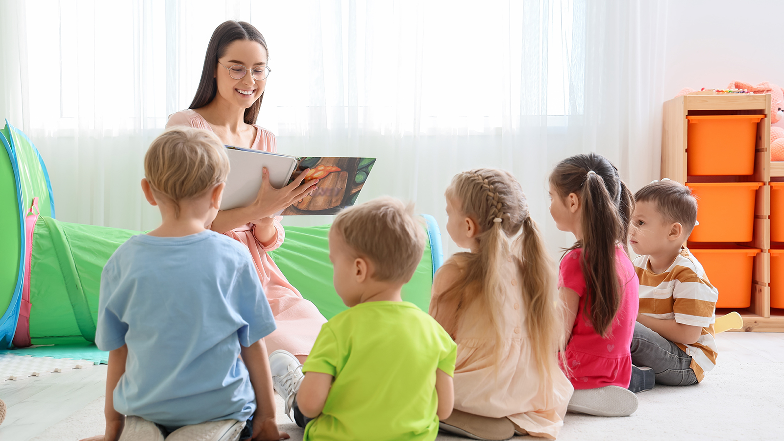 До какого часа предложили продлить работу детских садов в России