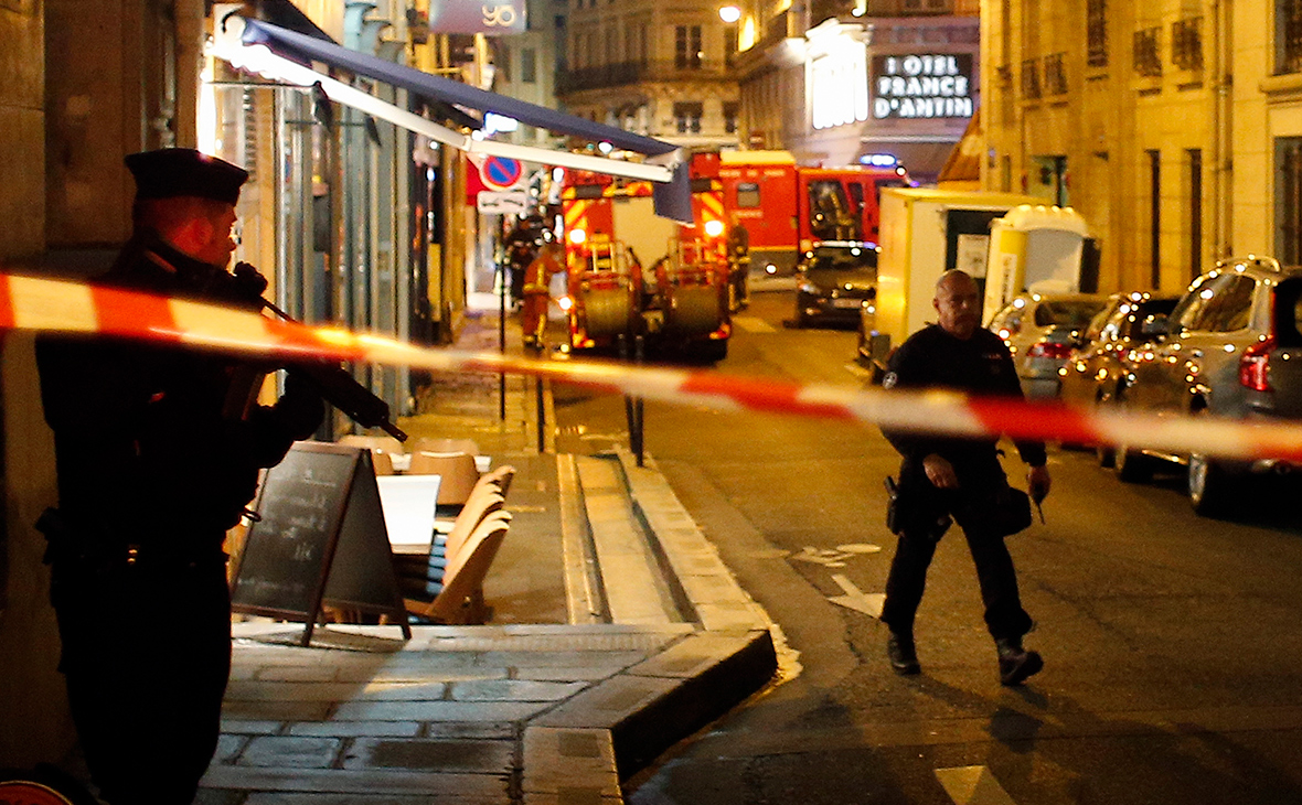 Полицейские на месте нападения в Париже