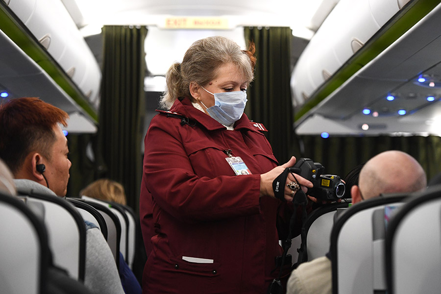 Сотрудница Роспотребназдора в новосибирском аэропорту Толмачево обследует пассажиров рейса, прибывшего из Пекина

