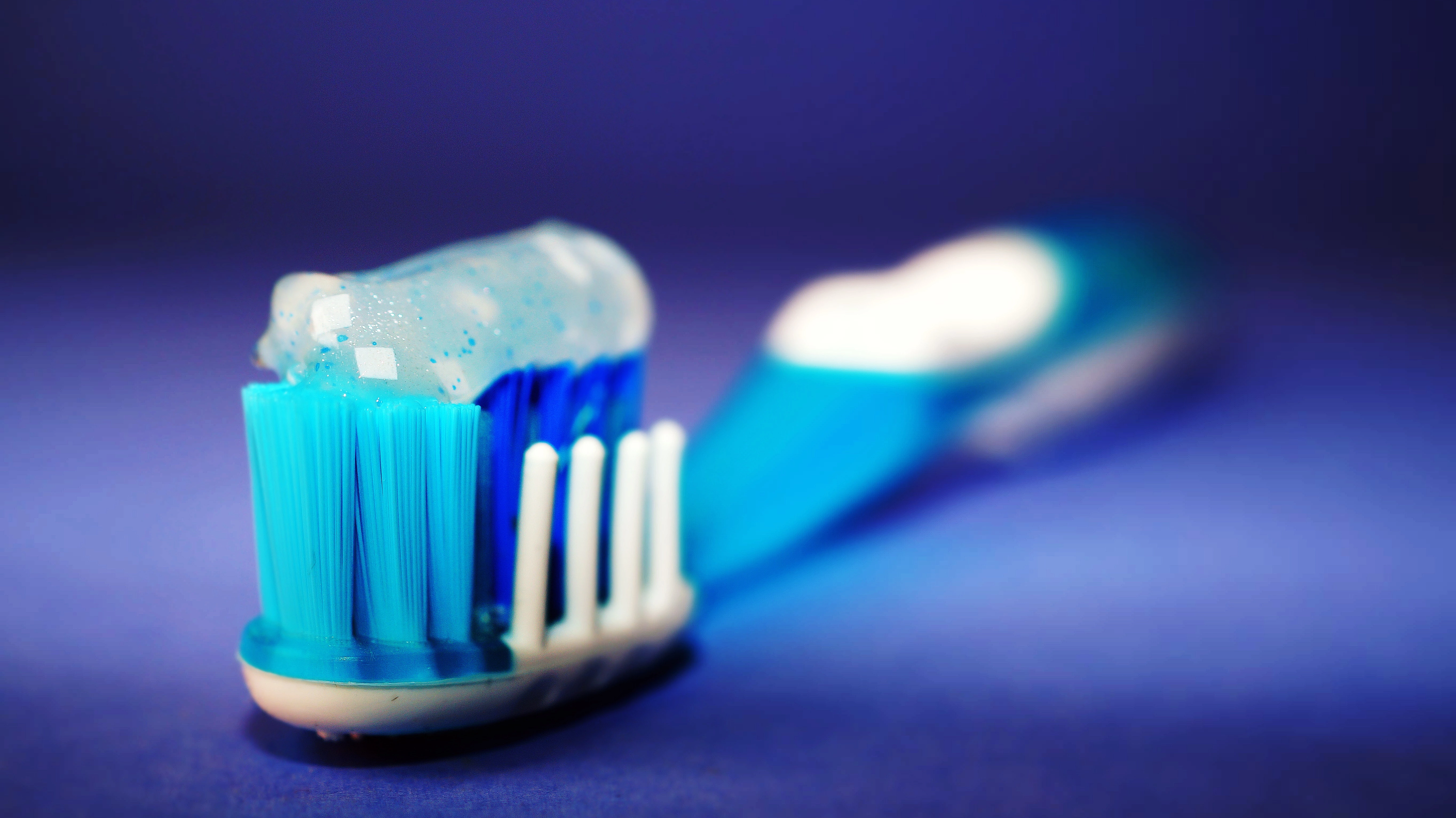 Стоматологи советуют обновлять зубную щетку каждые три месяца