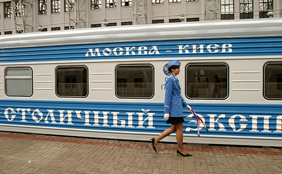 Фирменный поезд "Столичный Экспресс" Москва - Киев (архивное фото)