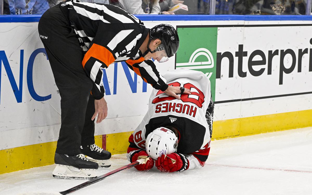 Лучший бомбардир НХЛ врезался головой в борт и получил травму. Видео