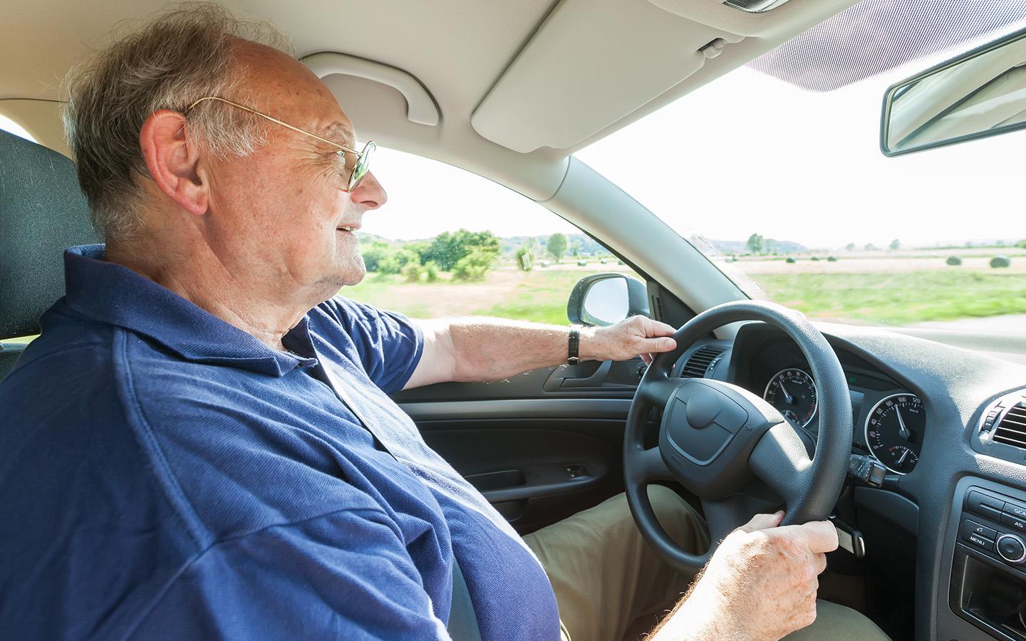 В Госдуме оценили идею о запрете выдачи прав пожилым водителям