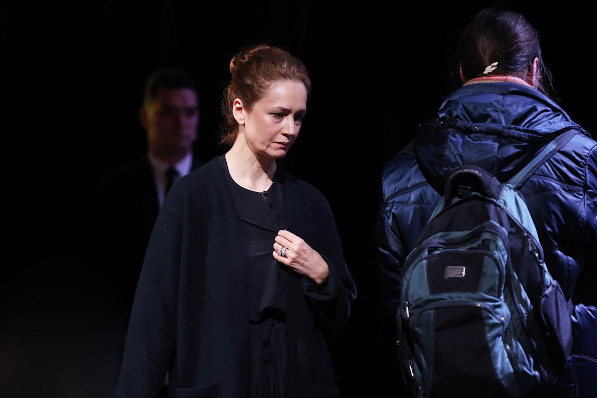 Виктория Исакова во время прощания с актрисой Верой Алентовой в Московском драматическом театре имени А. С. Пушкина