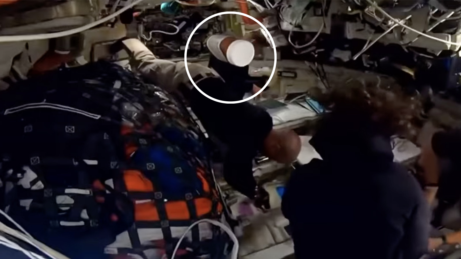 Банка ореховой пасты Nutella дрейфует внутри кабины космического корабля «Орион» лунной миссии «Артемида-2»