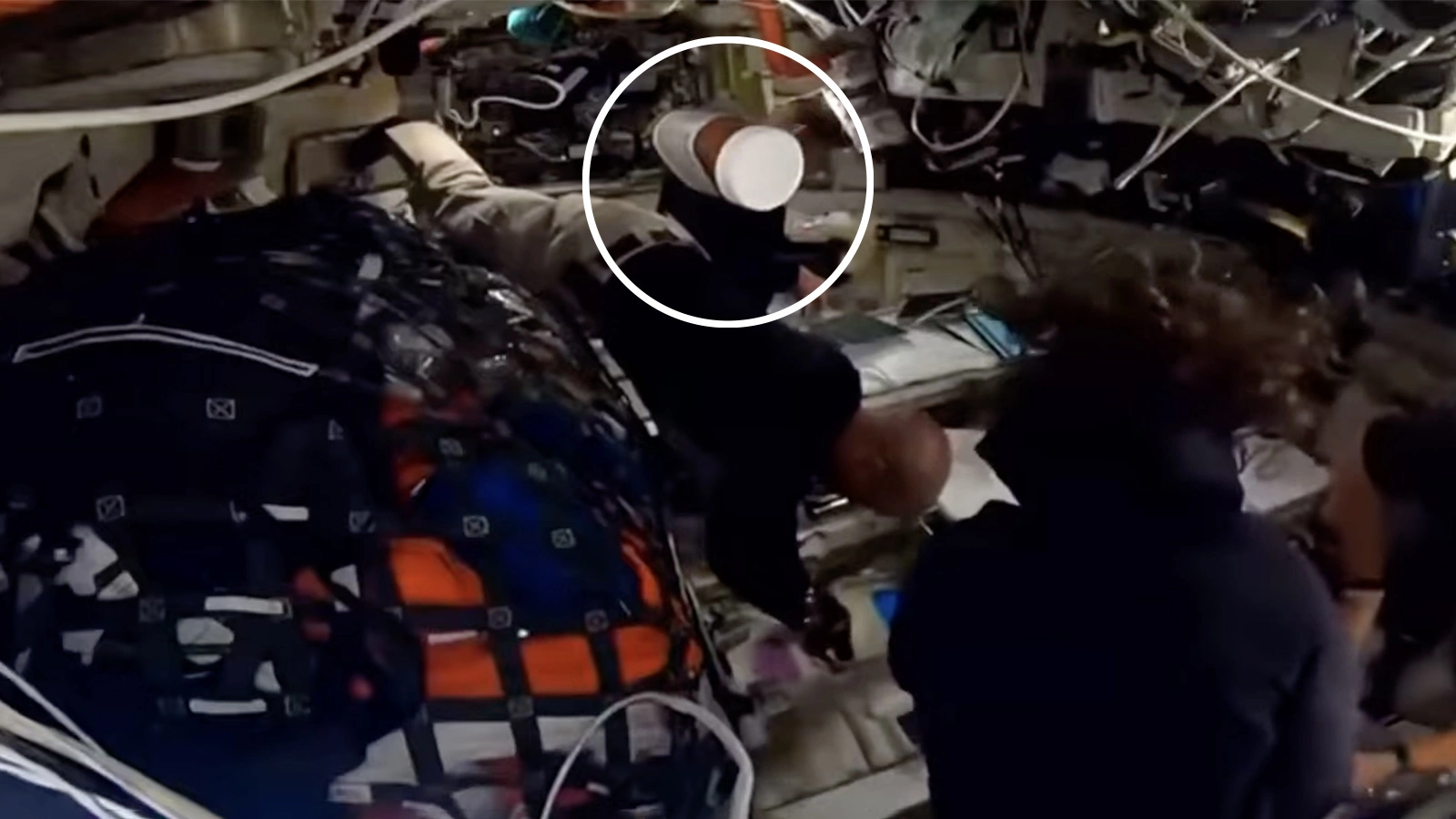 Банка ореховой пасты Nutella дрейфует внутри кабины космического корабля «Орион» лунной миссии «Артемида-2»