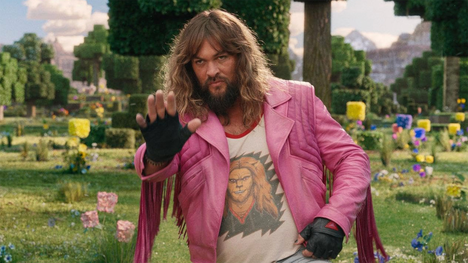 «Minecraft в кино» — семейный блокбастер по видеоигре — вошел в десятку самых кассовых фильмов 2025 года, заработав почти $1 млрд. Такими прокатными достижениями в современном Голливуде могут похвастаться исключительно крупнобюджетные проекты, основанные на широко известных источниках: видеоиграх или аниме. Кадр из фильма «Minecraft в кино»