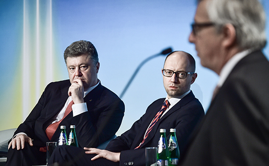 Президент Украины Петр Порошенко, премьер-министр Украины Арсений Яценюк и президент Европейской комиссии Жан-Клод Юнкер (слева направо) на международной конференции по поддержке Украины