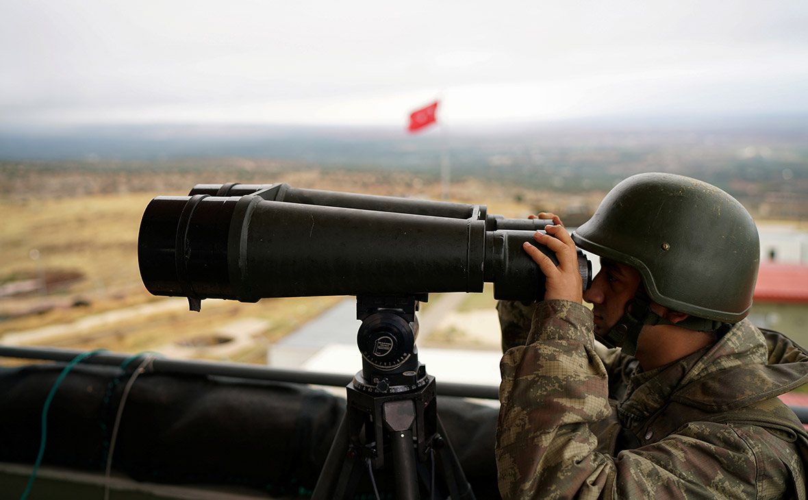 Турецкий военный на границе с Сирией


