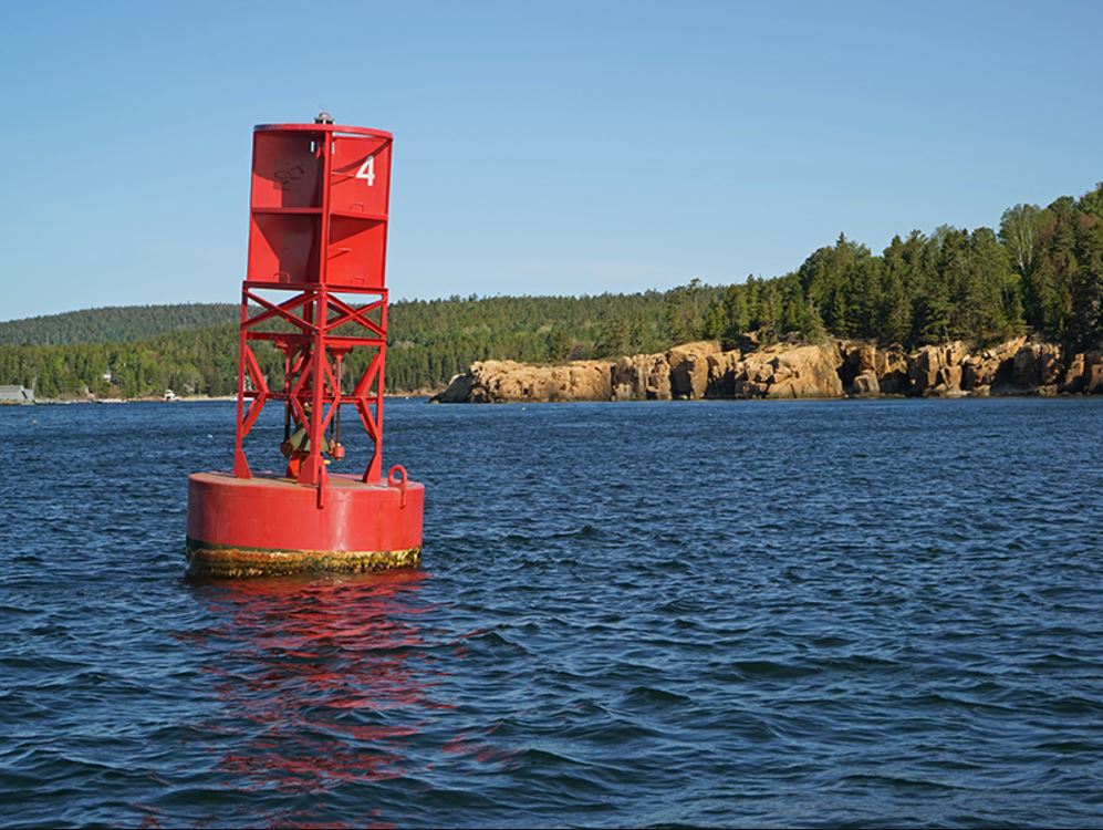 Особняк называется Ringing Point &mdash; &laquo;Звенящий мыс&raquo; &mdash; в честь установленного здесь бакена с колоколом