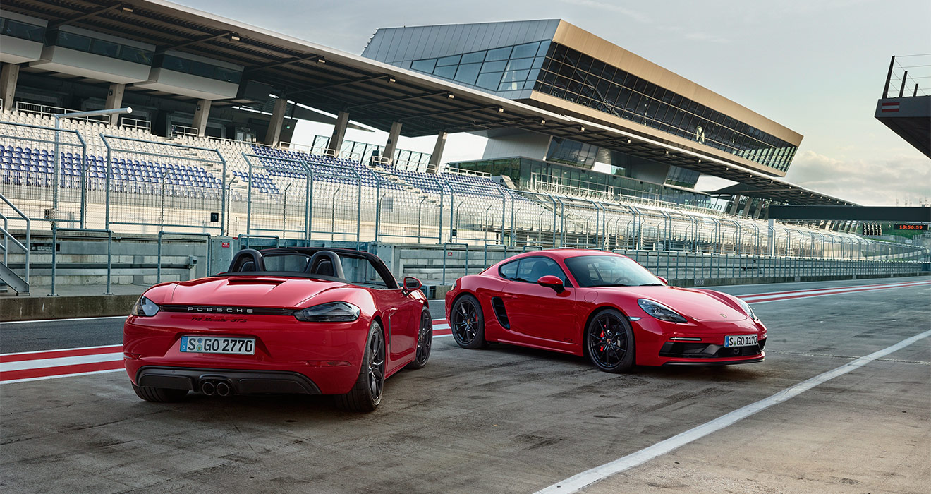 Porsche объявила цены на самые мощные купе 718 Cayman и родстер 718 Boxster. В версии GTS они оснащаются турбомотором мощностью 365 л.с. вместо атмосферника. Это дало серьезный прирост тяги: 430 Нм против 380 Нм ранее. До 100 км/ч и родстер, и купе разгоняются одинаково: машине с &laquo;механикой&raquo; требуется 4,6 с, версиям с &laquo;роботом&raquo; &mdash; 4,3 с, а с пакетом Sport Chrono &mdash; на две десятых быстрее. Уже в базе машины с шильдиком GTS укомплектованы заниженной адаптивной подвеской и самоблокирующимся дифференциалом, а внешне их можно отличить по черному декору. За Cayman просят минимум 5,19 млн руб., за Boxster &mdash; 5,25 млн рублей.

