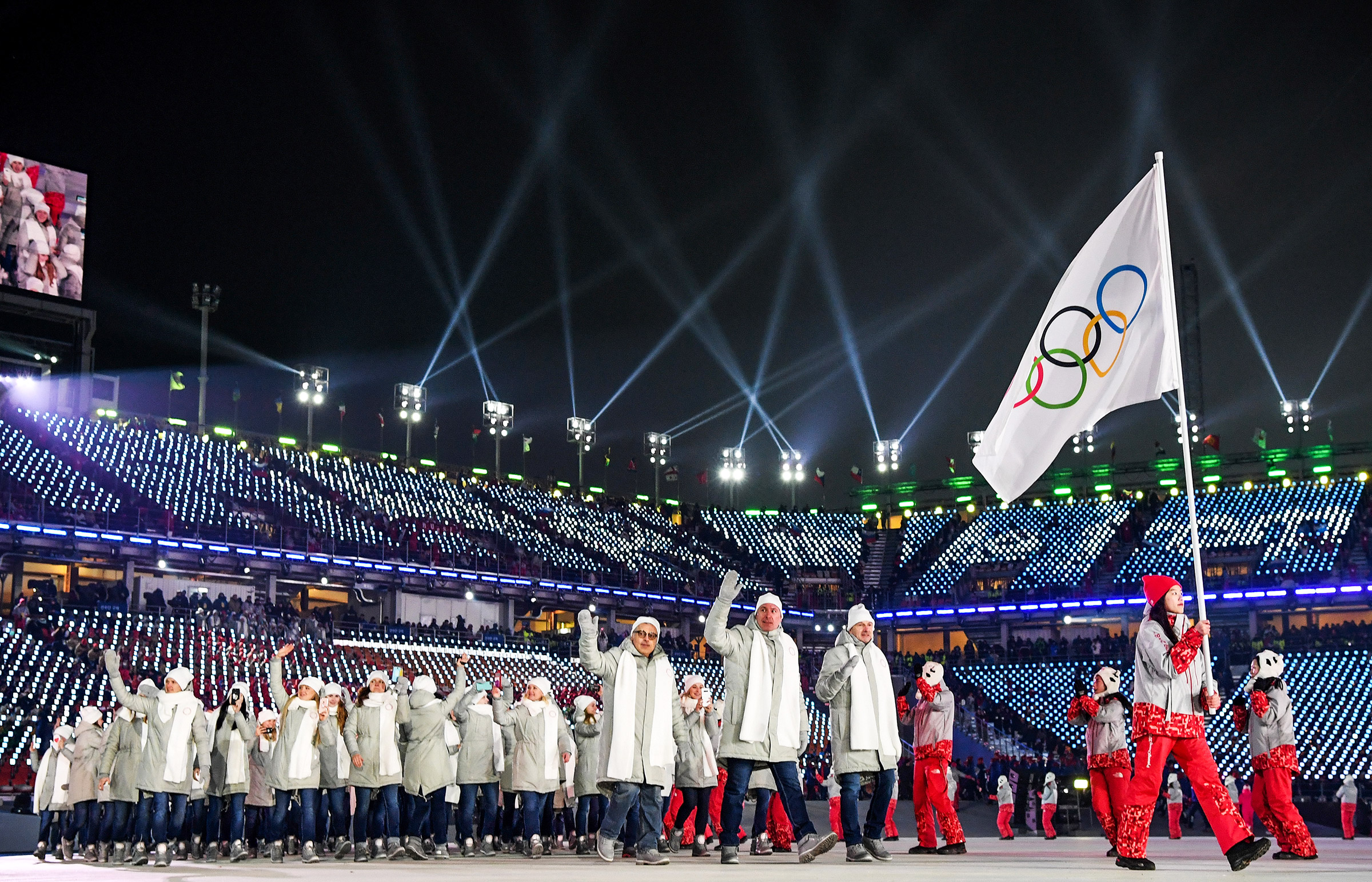 Российская сборная в 2018 году принимает участие в Олимпиаде под нейтральным олимпийским флагом. На стадионе флаг команды пронесла назначенный волонтер. Всего в состав нашей команды вошло 168 спортсменов. Возможность поднять российский флаг будет только на церемонии закрытия Игр.
