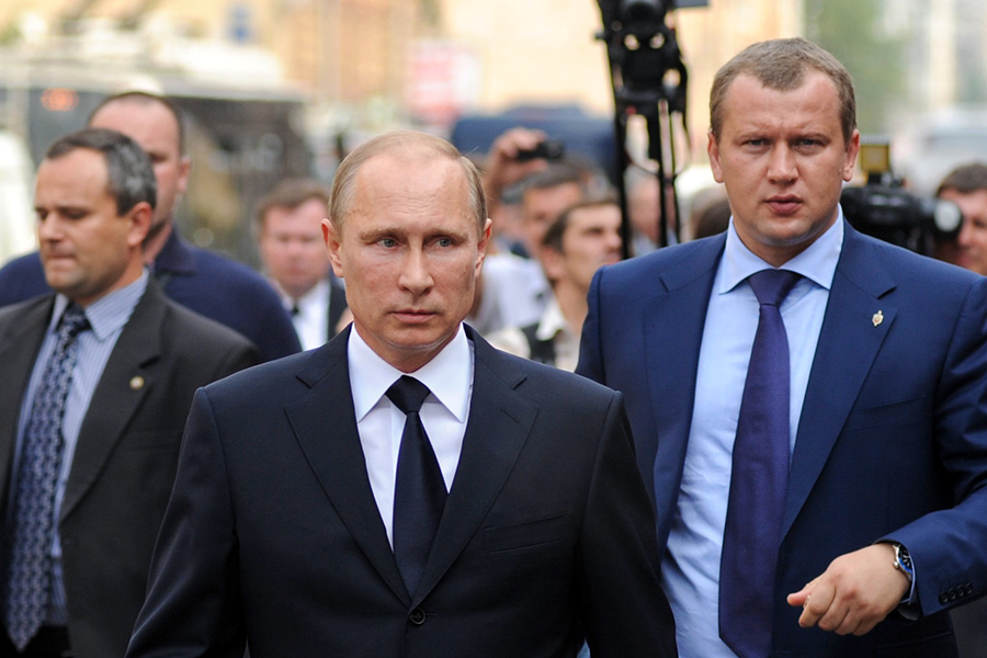 Владимир Путин и Сергей Морозов (справа)