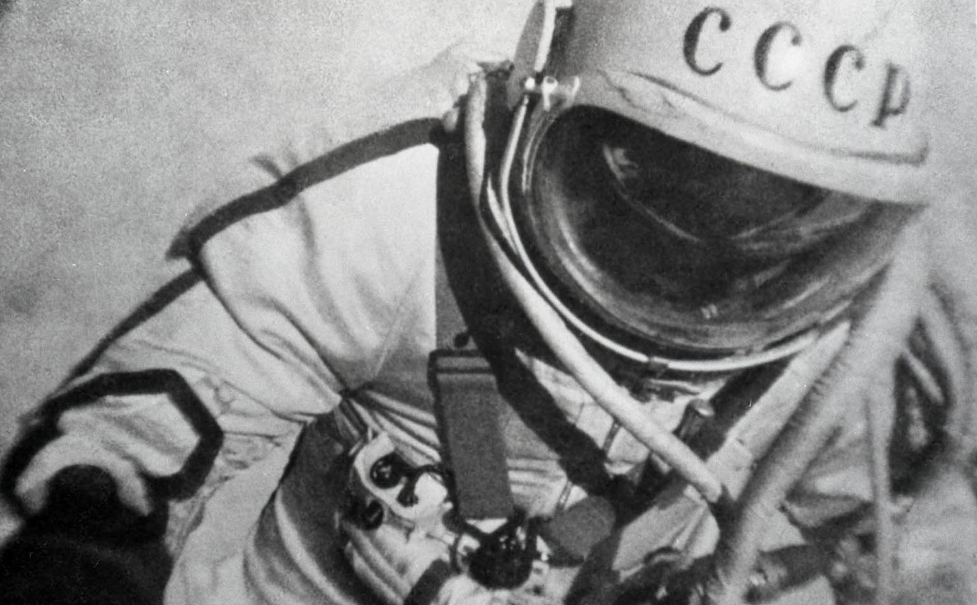 Космонавт Леонов А. А. в открытом космосе во время полета КК &laquo;Восход-2&raquo;