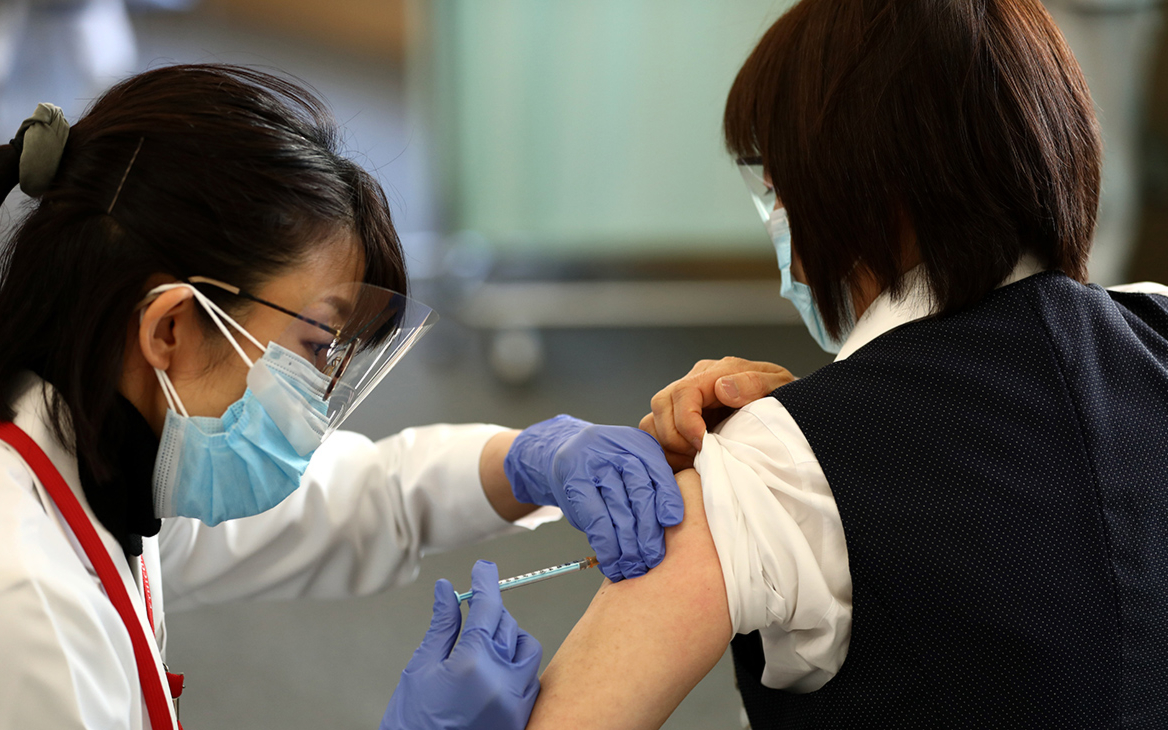Минздрав Японии одобрил применение вакцин Moderna и AstraZeneca от COVID