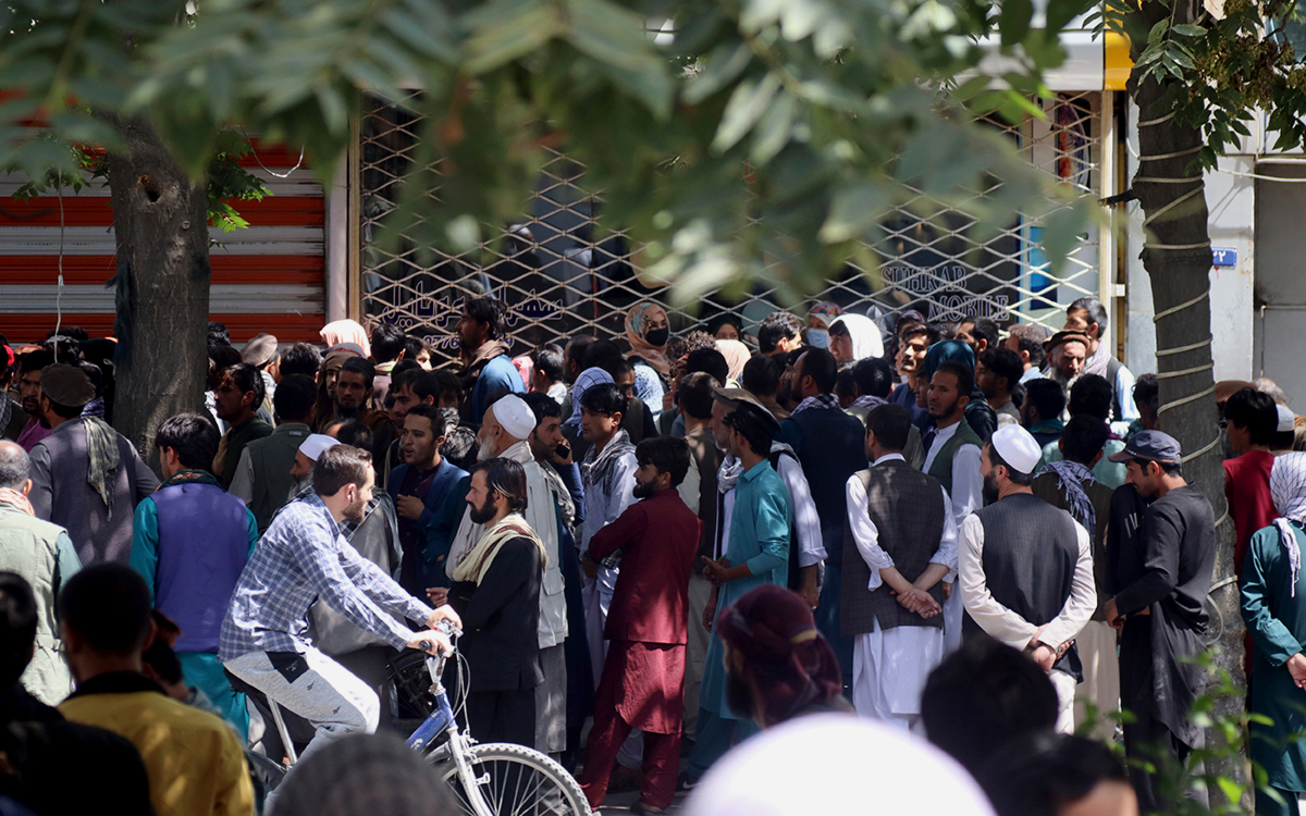 Жители Кабула устроили акцию протеста из-за невыплаты зарплат