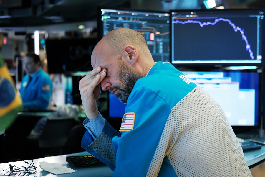 Трейдер на Нью-Йоркской фондовой бирже, 18 марта 2020 года. Тогда индекс Dow Jones упал на 1200 пунктов из-за начала пандемии COVID-19