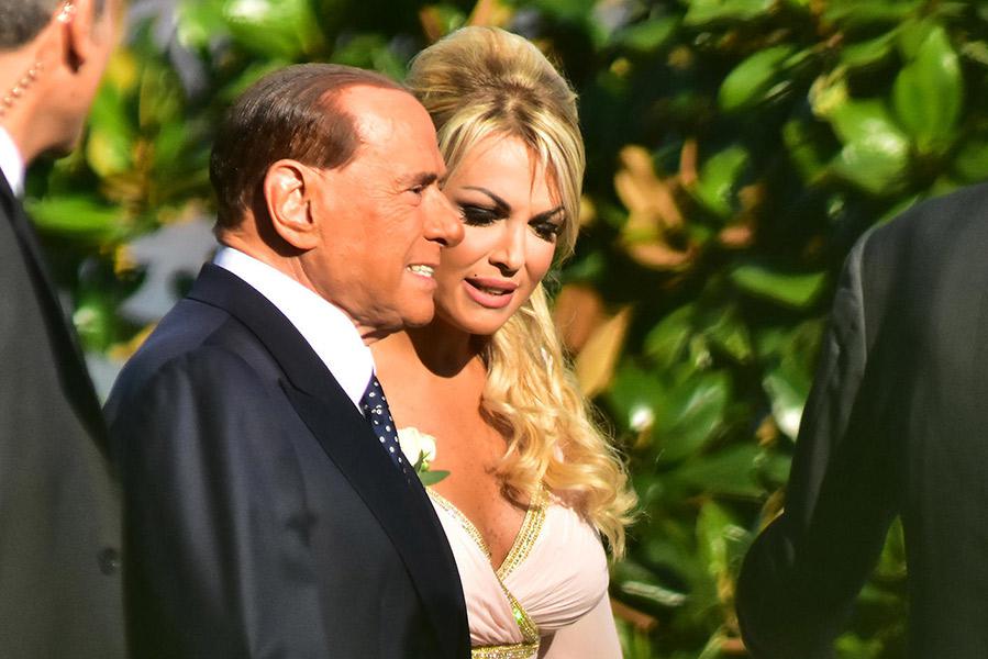 Сильвио Берлускони и Франческа Паскале&nbsp;на свадьбе ее сестры в Равелло, Италия, 2017 год