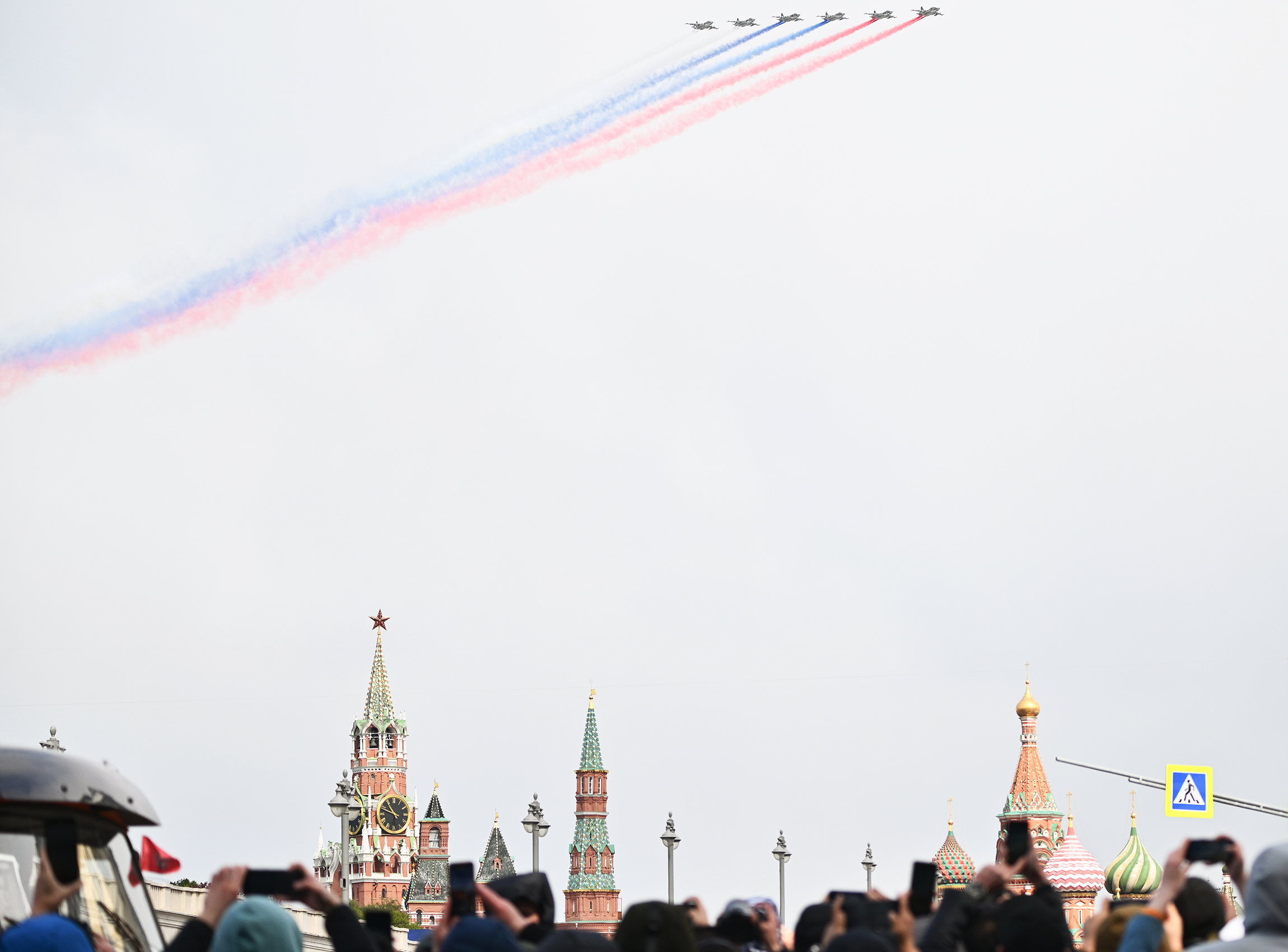 Штурмовики Су-25 пролетают над Красной площадью.