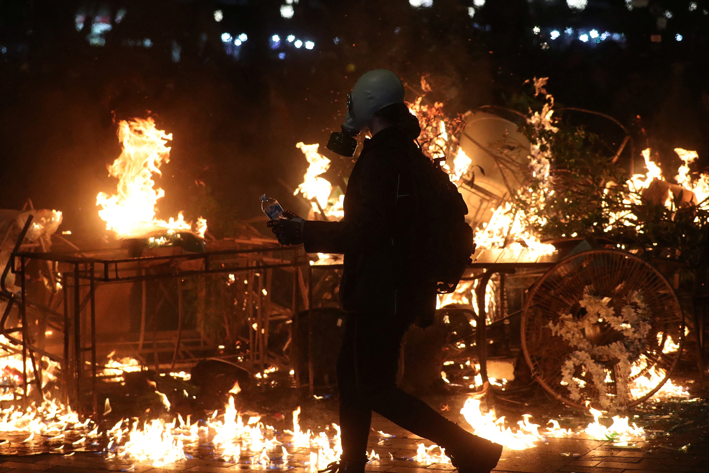 Протестующие бросали камни в президентский дворец и запускали пиротехнику в силовиков.