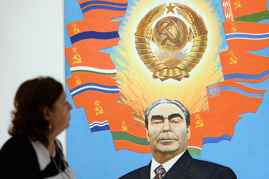 Картины Булатова были выдержаны в эстетике соц-арта&nbsp;&mdash; постмодернистского направления в советском искусстве, возникшем в эпоху застоя. В нем сочетались альтернативные интерпретации образов и лозунгов коммунистической пропаганды и неожиданные пластические приемы.&nbsp;&nbsp;Булатов разработал теорию взаимодействия картины и пространства, согласно которой картина состоит из двух взаимоисключающих частей: конкретной, реальной плоскости &mdash; &laquo;картинной плоскости&raquo;&nbsp;и некого воображаемого пространства, которое можно построить по одну из сторон этой плоскости.

На фото&nbsp;&mdash; посетитель у картины &laquo;Советский космос&raquo; на выставке &laquo;Эрик Булатов. ЖИВУ&nbsp;&mdash; ВИЖУ&raquo; в &laquo;Манеже&raquo;, 2014 год