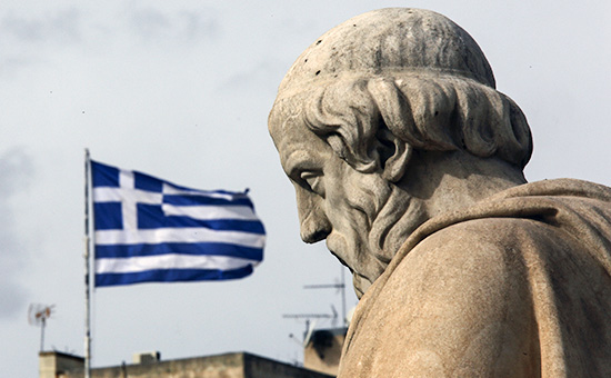 Флаг Греции развевается позади статуи 
философа Платона