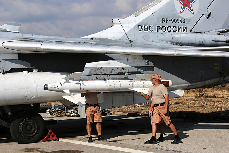Российские военные подвешивают высокоточную ракету Х-25 к самолету СУ-24